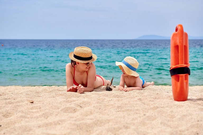 Mother-and-todler-near-the-beach